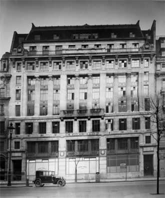 F.W. Woolworth & Co. Ltd. rented their Executive Office HQ, on the upper floor of Victory House in Kingsway WC2 from the highest in the land, His Majesty King George V. As a concession to the building's anchor tenant, the powers-that-be allowed the retailer to hang a fascia below the Board Room windows at first-floor level